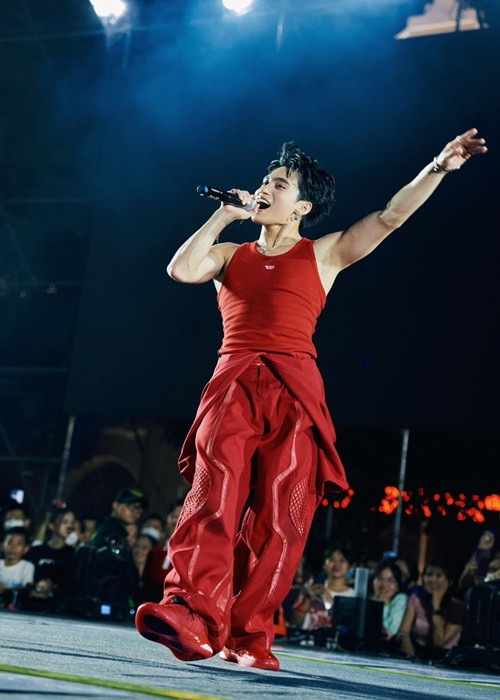 Trong album 22 của MONO, Waiting for you là ca khúc nổi bật nhất. Ảnh: FBNV.