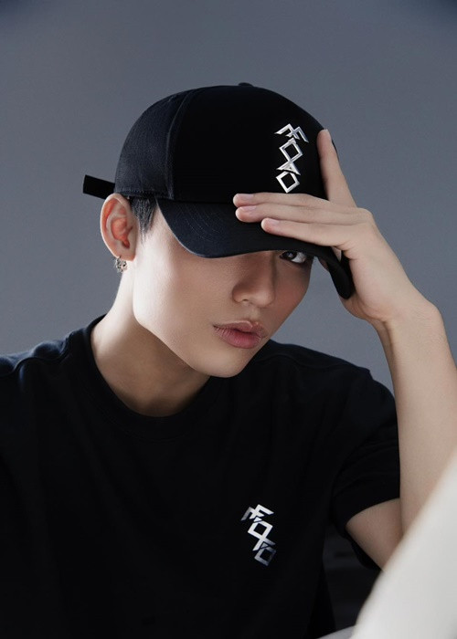 Mới đây, ca sĩ MONO kết hợp với nhãn hàng thời trang quốc tế để cho ra mắt một bộ sưu tập. Ảnh: FBNV.