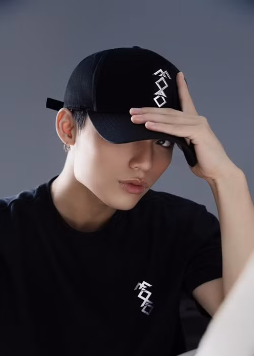 Mới đây, ca sĩ MONO kết hợp với nhãn hàng thời trang quốc tế để cho ra mắt một bộ sưu tập. Ảnh: FBNV.