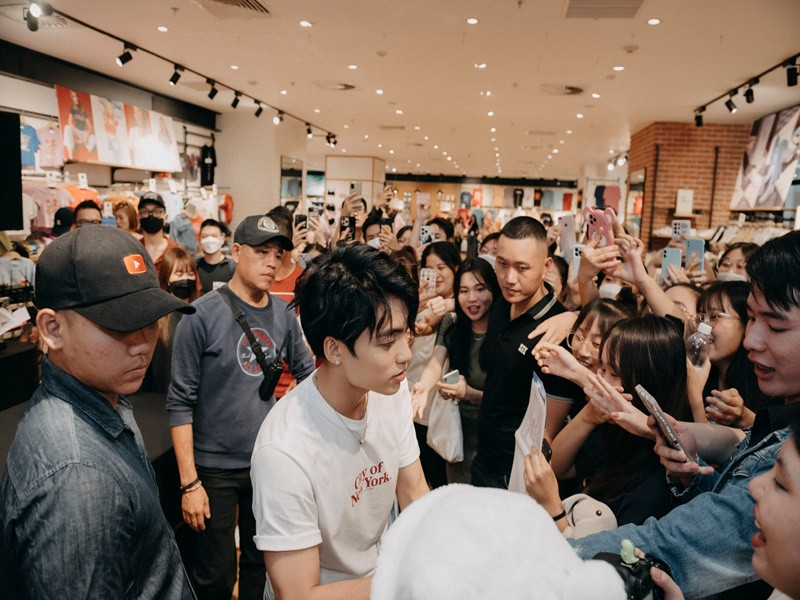 Sau khi vào showbiz, MONO có lượng fan đông đảo. Tháng 12/2022, anh tổ chức buổi họp fan đầu tiên của mình. Ảnh: FBNV.