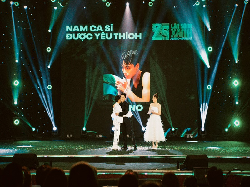 1 năm qua, MONO đoạt một số giải thưởng. Tại Làn sóng xanh 2022, MONO đoạt giải Gương mặt mới xuất sắc, Nam ca sĩ được yêu thích nhất và Top 10 ca khúc được yêu thích nhất. Ảnh: FBNV.