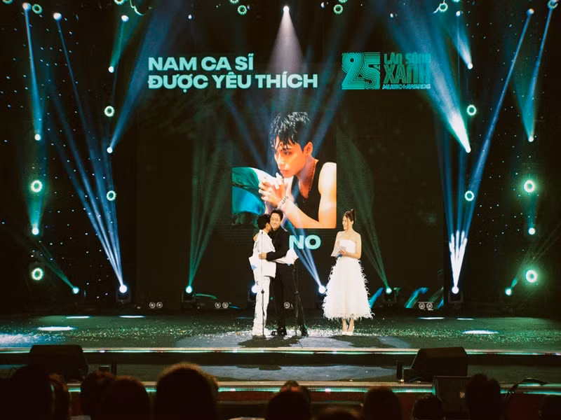 1 năm qua, MONO đoạt một số giải thưởng. Tại Làn sóng xanh 2022, MONO đoạt giải Gương mặt mới xuất sắc, Nam ca sĩ được yêu thích nhất và Top 10 ca khúc được yêu thích nhất. Ảnh: FBNV.