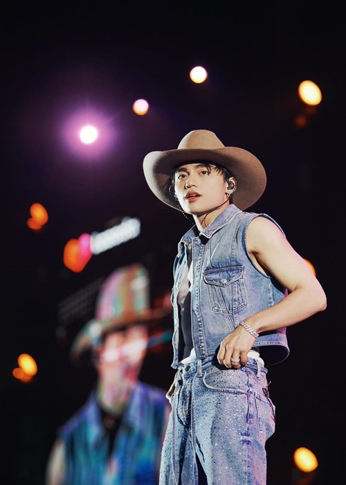 Tháng 8/2022, nam ca sĩ MONO ra mắt album đầu tay 22. Việc em trai Sơn Tùng M-TP vào showbiz nhận được sự quan tâm của nhiều khán giả. Ảnh: FBNV.