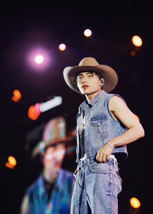 Tháng 8/2022, nam ca sĩ MONO ra mắt album đầu tay 22. Việc em trai Sơn Tùng M-TP vào showbiz nhận được sự quan tâm của nhiều khán giả. Ảnh: FBNV.