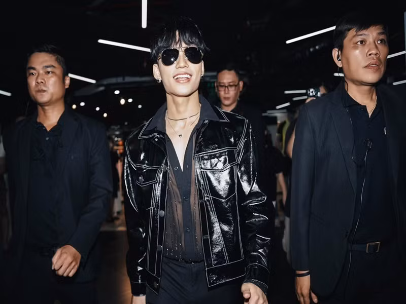 Nam ca sĩ tươi rói trong buổi ra mắt bộ sưu tập. Ảnh: FBNV.