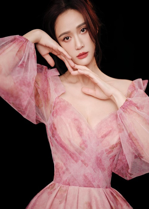 Từ sắc vóc đến thần thái, "Đông Phương Bất Bại" không thua kém các đàn em. Ảnh: Instagram.