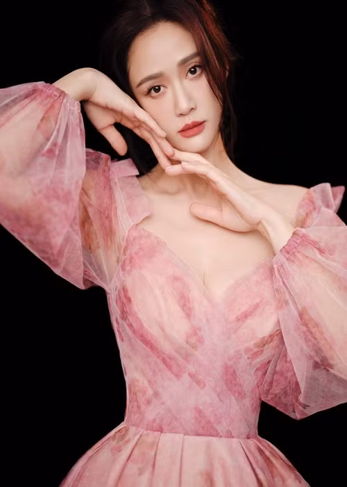 Từ sắc vóc đến thần thái, "Đông Phương Bất Bại" không thua kém các đàn em. Ảnh: Instagram.