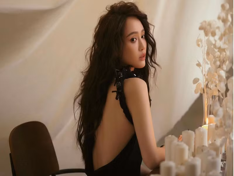 "Đông Phương Bất Bại" khoe lưng trần nuột nà. Ảnh: Instagram.