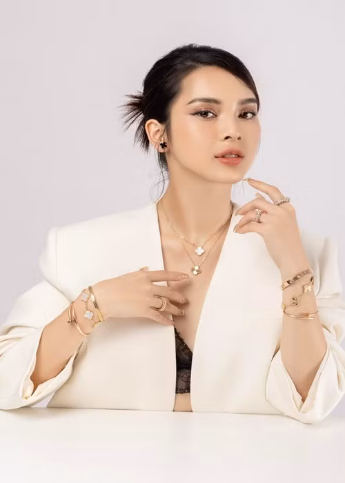 Quỳnh Lương viết trên trang cá nhân: “Quỳnh phản ứng trên live như vậy do livestream cá nhân công việc của Quỳnh nhưng quá nhiều bình luận nói về một người khác theo hướng tiêu cực ở đó nên phát ngôn của Quỳnh còn có phần nóng vội, dễ gây hiểu lầm cho mọi người”. Bà mẹ một con còn cho biết, hiện tại, cô và Tiến Phát chỉ đang trong quá trình làm quen và tìm hiểu nhau. Ảnh: FBNV.