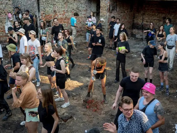 Thanh niên Ukraine tổ chức lễ hội âm nhạc ngay bên hố bom Thanh nien Ukraine to chuc le hoi am nhac ngay ben ho bom