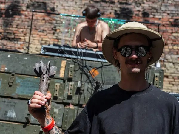 Thanh niên Ukraine tổ chức lễ hội âm nhạc ngay bên hố bom - Hình 2 Thanh nien Ukraine to chuc le hoi am nhac ngay ben ho bom-Hinh-2