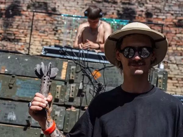 Thanh niên Ukraine tổ chức lễ hội âm nhạc ngay bên hố bom - Hình 2 Thanh nien Ukraine to chuc le hoi am nhac ngay ben ho bom-Hinh-2