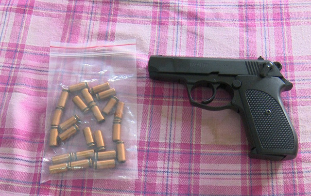 Vì sao không xử lý hình sự con đại gia nổ súng dằn mặt đối thủ? - Hình 3 Vi sao khong xu ly hinh su con dai gia no sung dan mat doi thu?-Hinh-3