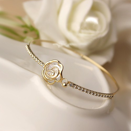 Nhẹ nhàng và thanh mảnh, dòng sản phẩm lắc tay 500.000 - 600.000 đồng cũng lấy cảm hứng chế tác cho chi tiết trang trí hình bông hồng. Ngoài ra, một số cửa hàng nhận đặt khắc tên, ngày lên mặt trong của lắc miễn phí nhân ngày 8/3.