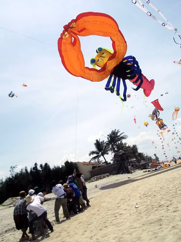 Khi thả con diều này lên trời, nhóm phải dùng loại dây ny lon 7 ly nhập từ Pháp và cần rất nhiều người để thả diều. Diều tôm càng từng đạt giải nhất thả Lễ hội thả diều lần thứ 6 diễn ra tại Hội An (2010), thả ở độ 70m .