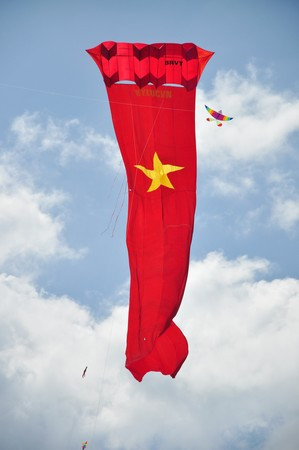 Ngoài ra, câu lạc bộ này còn có con diều “khủng” hình lá cờ Tổ quốc dài gần 50m làm công phu hàng tháng trời.