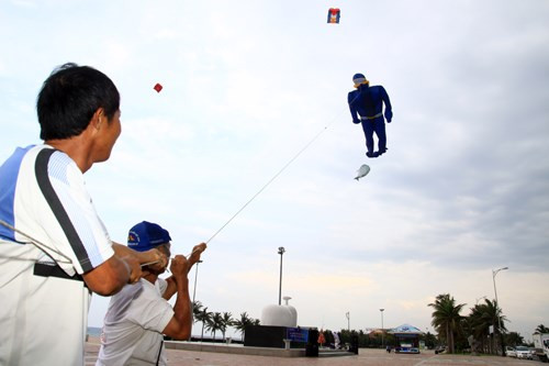 Các thành viên câu lạc bộ cùng điều khiển diều thợ lặn.