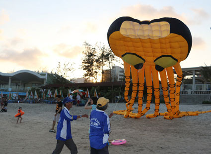 Trong hình là diều hình bạch tuộc của CLB Diều Sài Gòn tham gia Liên hoan diều nghệ thuật Việt Nam 2015.