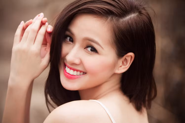 Tâm Tít sinh năm 1989, là một trong những hotgirl thế hệ đầu tiên của Hà Nội. Người đẹp trẻ tuổi này đã nhanh chóng vươn lên được thành ngôi sao được giới trẻ yêu thích. Hiện tại, Tâm Tít hoạt động nghệ thuật tại TP.HCM và theo đuổi lĩnh vực MC, diễn xuất.