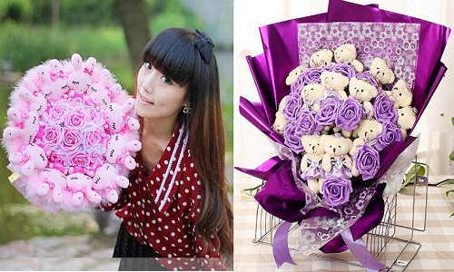 Thay vì chọn những bó hồng tươi, nhiều người lại sẵn sàng chi cả triệu cho những bó hoa gấu bông. Những chú gấu, mèo, hay doraemon được xếp khéo léo, tạo thành món quà độc lạ, thích hợp cho đối tượng nữ giới trẻ tuổi.