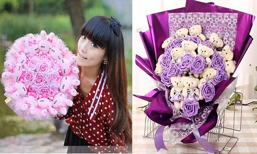 Thay vì chọn những bó hồng tươi, nhiều người lại sẵn sàng chi cả triệu cho những bó hoa gấu bông. Những chú gấu, mèo, hay doraemon được xếp khéo léo, tạo thành món quà độc lạ, thích hợp cho đối tượng nữ giới trẻ tuổi.