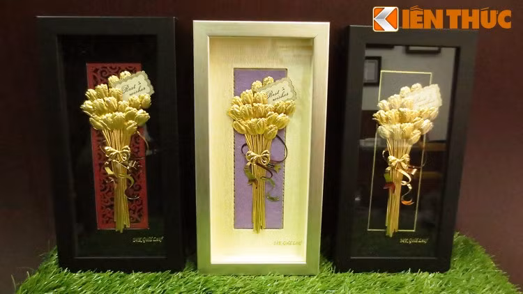 Cao cấp và sang trọng, năm nay dòng tranh tuylip mạ vàng xuất hiện trên thị trường khiến nhiều người thích thú. Bỏ ra 2- 3 triệu đồng, người mua có thể sở hữu món đồ đẹp mắt này.