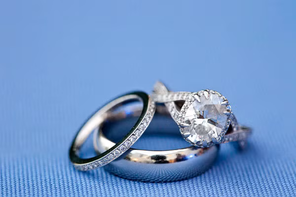 Nữ trang luôn là món quà được nam giới lựa chọn để tặng mẹ, bạn gái... nhân ngày 8/3. Hiện nay, nhiều cửa hàng kinh doanh trang sức có chương trình khuyến mại giảm từ 1- 5% cho sản phẩm nữ trang, đồng loạt tung các bộ nữ trang mới, đây là cơ hội tốt để chọn mua quà tặng.