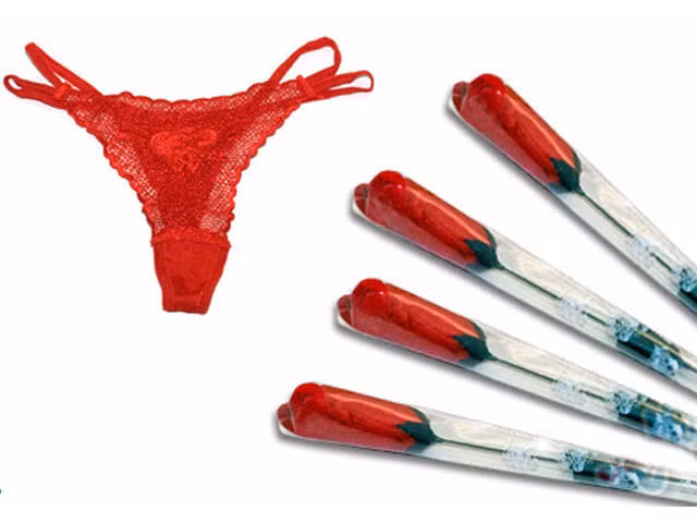 Hoa hồng sexy được xem là sản phẩm kì lạ, độc đáo cho ngày 8/3. Chiếc quần được gấp thành bông hồng đỏ có giá 50.000 - 70.000 đồng.