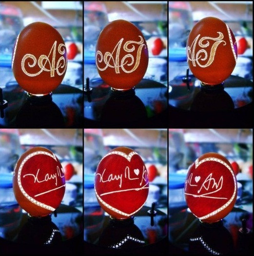 Khách hàng có thể đặt trước nội dung, hình, chữ cái cần khắc lên vỏ trứng để tặng người phụ nữ thân thương nhân ngày 8/3. Mỗi món quà này có giá từ 250.000 đồng đến 300.000 đồng