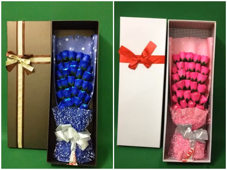 Luôn tìm cách đổi mới về chất liệu tạo bó hồng lãng mạn, những bó hoa nhiều màu sắc được làm từ xà bông thơm có thể là gợi ý độc đáo cho những khách hàng ưa sự mới mẻ. Hiện nay, trên thị trường, những bó hồng xà bông có giá 350.000 - 500.000 đồng.