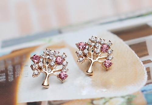 Chi tiết cành, lá của cây xanh được cách điệu từ những hạt đá nhiều màu khiến đôi hoa tai này trở nên lóng lánh, đẹp mắt.