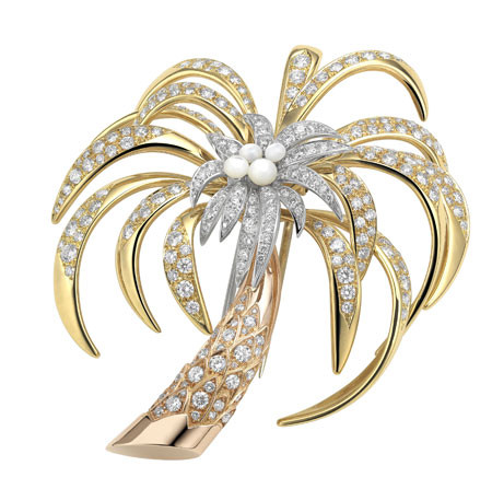 Một chiếc trâm cài áo đính đá lấp lánh được bán trên thị trường. Theo nhiều chủ shop ở Hà Nội, do lượng khách đặt hàng đông, nên nhiều đơn hàng phải chờ 4-5 ngày mới có.