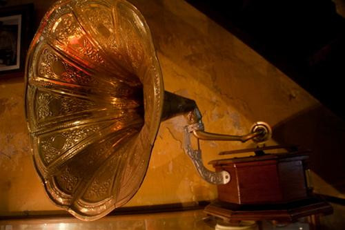 Những gia đình giàu có, sang trọng thời xưa mới có thể sở hữu chiếc máy hát. Ảnh minh họa.