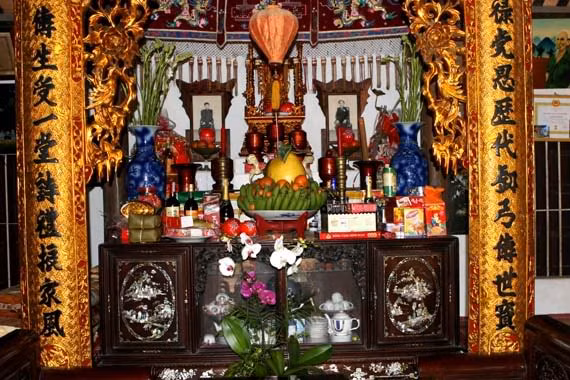 Bàn thờ gia tiên thường được đặt ở gian chính của biệt thự, các bức hoành phi câu đối sơn son thiếp vàng.