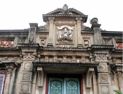 Hầu hết các biệt thự thời xưa có các nét kiến trúc pha trộn giữa Đông - Tây, chi tiết hoa văn trang trí rất cầu kỳ. Trong hình là một phần bên ngoài ngôi nhà cổ xây từ năm 1929 của cụ Phó Du - một trong những người giàu có ở Phú Xuyên - Hà Nội.