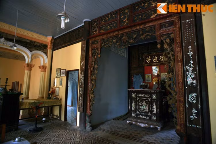 Dù thiết kế vẻ ngoài pha trộn các nét phong cách kiến trúc Á - Âu song nội thất bên trong các căn biệt thự thường mang đậm dấu ấn Việt qua chất liệu gỗ, màu nâu gụ và các họa tiết điêu khắc theo kiểu truyền thống.