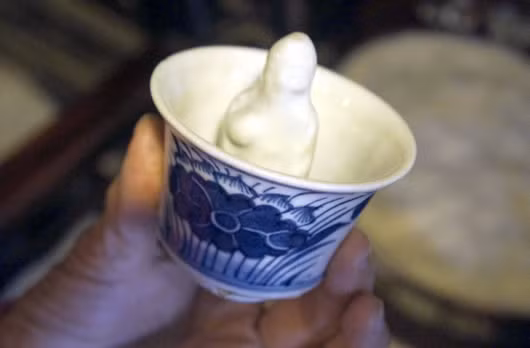 Là thương gia giàu có vào cuối thế kỷ 18, gia đình họ Lê - chủ hiệu buôn Tấn Ký (Hội An - Quảng Ngãi) - khiến không ít người ngưỡng mộ vì thú chơi, độ sành đồ gốm, sứ. Trong đó, gia chủ lùng mua được chiếc “chén Khổng Tử” vốn là một báu vật vô giá.