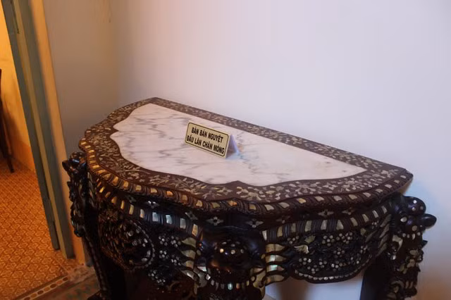 Trong hình là chiếc bàn bán nguyệt đầu lân, móng rồng trạm khắc cầu kỳ. Các linh vật long, ly, quy, phượng... thường được các đại gia ưa chuộng vì thể hiện sự cao quý, sức mạnh.