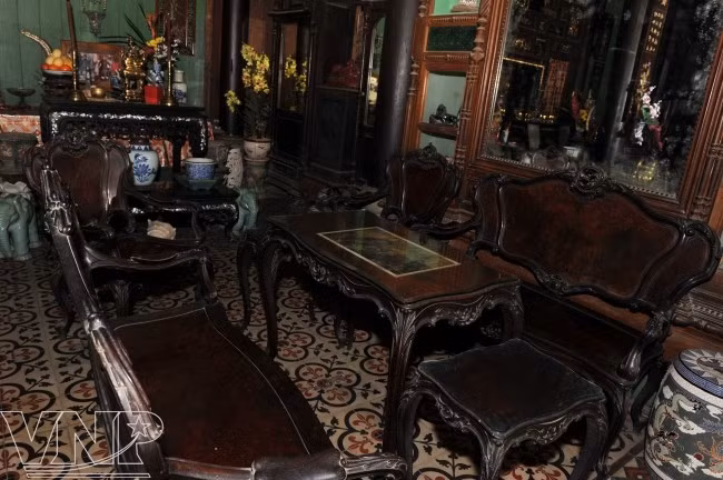 Ngoài ra, đại gia này cũng không tiếc tiền chi cho bộ salon kiểu Pháp đời Louis XV, mặt bàn bằng đá cẩm thạch sắc xanh. Thú chơi đồ cổ của gia đình họ Dương đất Bình Thủy đã lẫy lừng lục tỉnh.