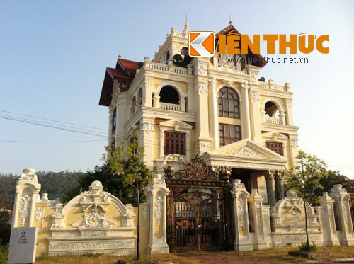 Trong hình là cơ ngơi hoành tráng của một đại gia đất Cảng nằm ở ngoại ô thành phố.