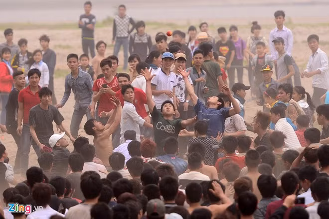 Một người giữ phết lâu mệt lả không chịu được và ném ra xa, đám đông lại hò reo đuổi bắt cho bằng được.