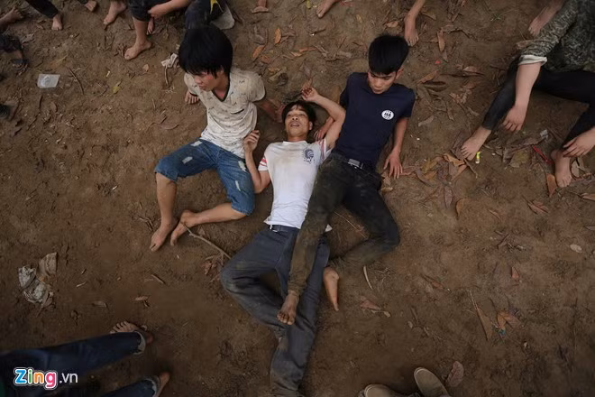 16h30, hội cướp phết kết thúc. Hàng chục người mệt phờ sau trận chiến dai dẳng, nằm la liệt, chờ mùa hội sang năm. Video ở lễ hội cướp phết Hiền Quan năm 2015: