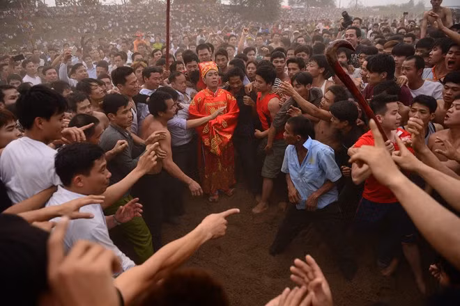 Người chủ tế rước phết ra lò chôn, trước đó ông được bảo vệ bởi nhiều vòng trai tráng khoẻ mạnh để không ai sờ được vào trước.