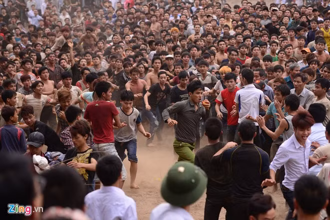 hanh niên cướp được phết, vùng tháo chạy khỏi đám đông đang hò hét đuổi theo phía sau.