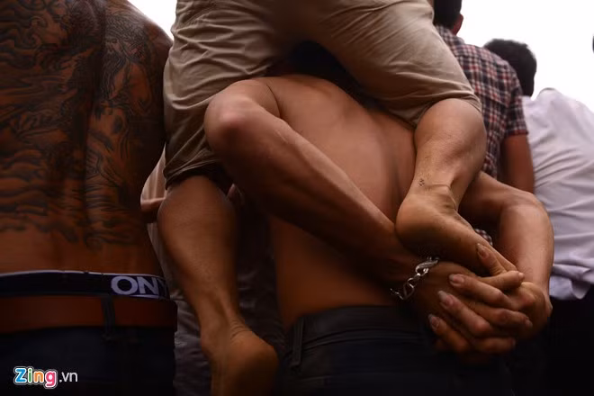 Thanh niên các thôn xóm đã có sự chuẩn bị trước, phối hợp với nhau, gồng gánh để cùng xông vào cướp.