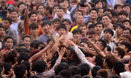 Người nào nắm được phết trong tay cũng khó lòng giữ được lâu bởi hành trăm cánh tay lao vào tranh cướp.