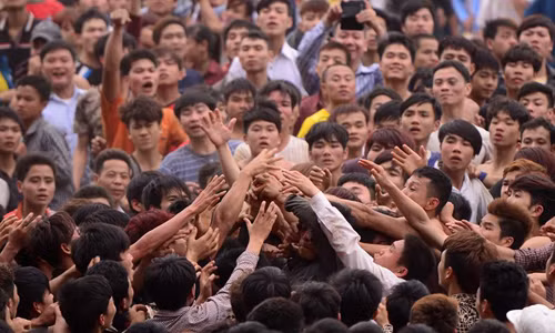 Người nào nắm được phết trong tay cũng khó lòng giữ được lâu bởi hành trăm cánh tay lao vào tranh cướp.