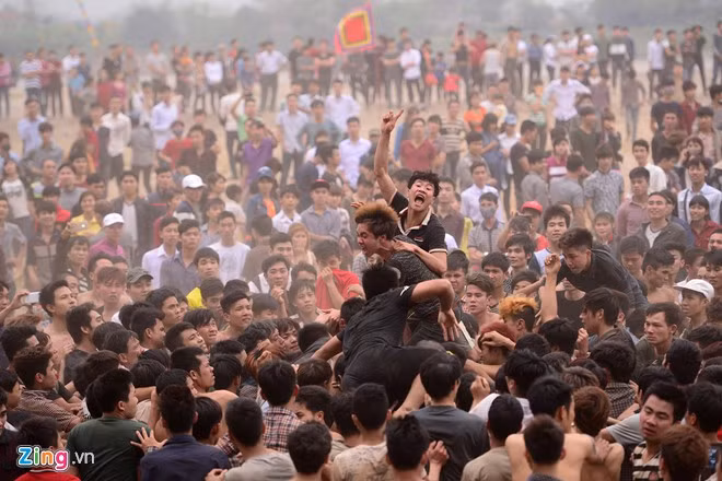 Cảnh trèo đầu cưỡi cổ nhau để nhảy vào chính giữa đám đông xảy ra liên tục.