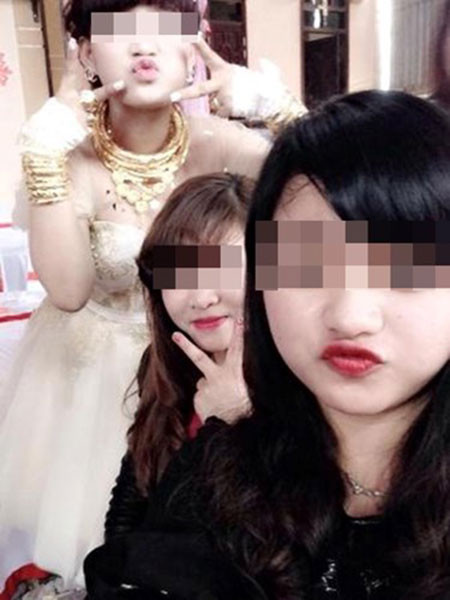Cô dâu nhiều tiền của tranh thủ chụp ảnh tự sướng cùng bạn bè.