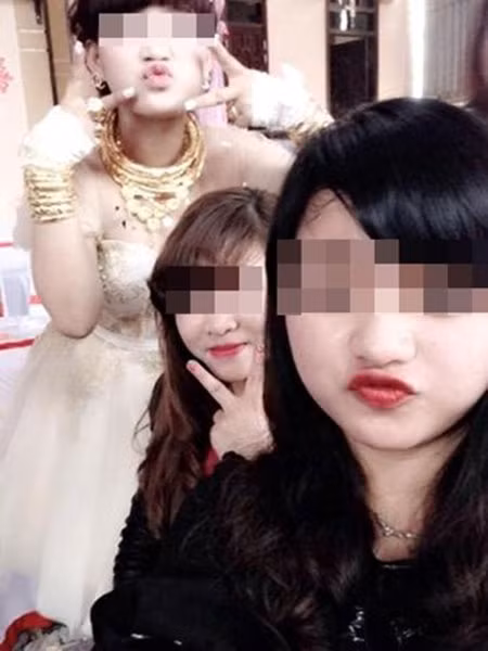 Cô dâu nhiều tiền của tranh thủ chụp ảnh tự sướng cùng bạn bè.